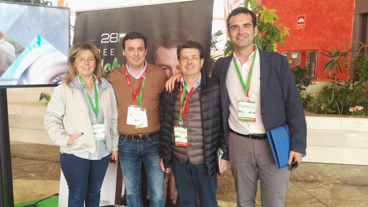 Fernández-Pacheco, a la derecha, a su llegada al Congreso del PP andaluz