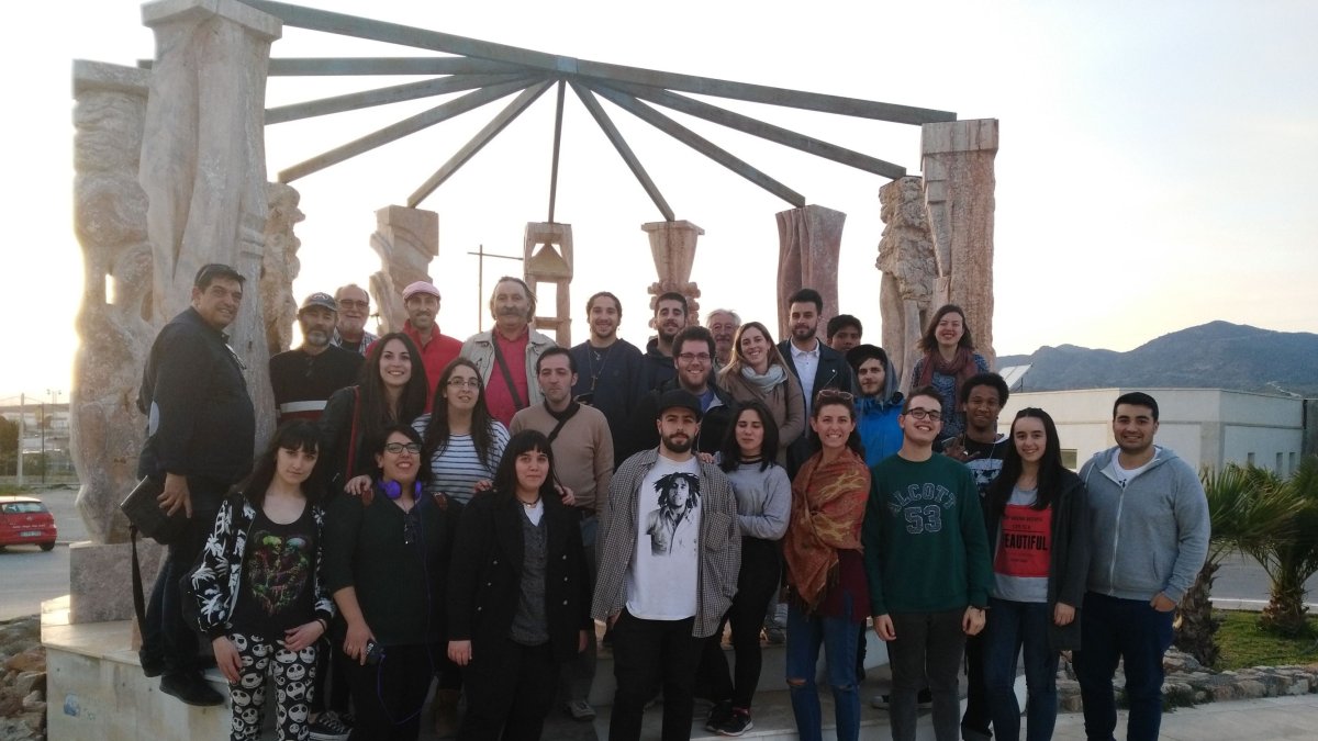 Profesores y alumnos de la Escuela de Arte durante su visita.