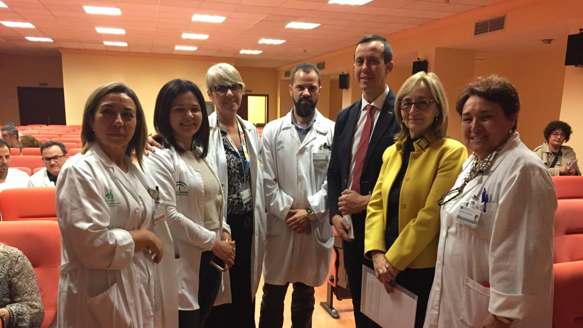 Eloísa Bayo (con chaqueta amarilla), ayer, en el Hospital Torrecárdenas.
