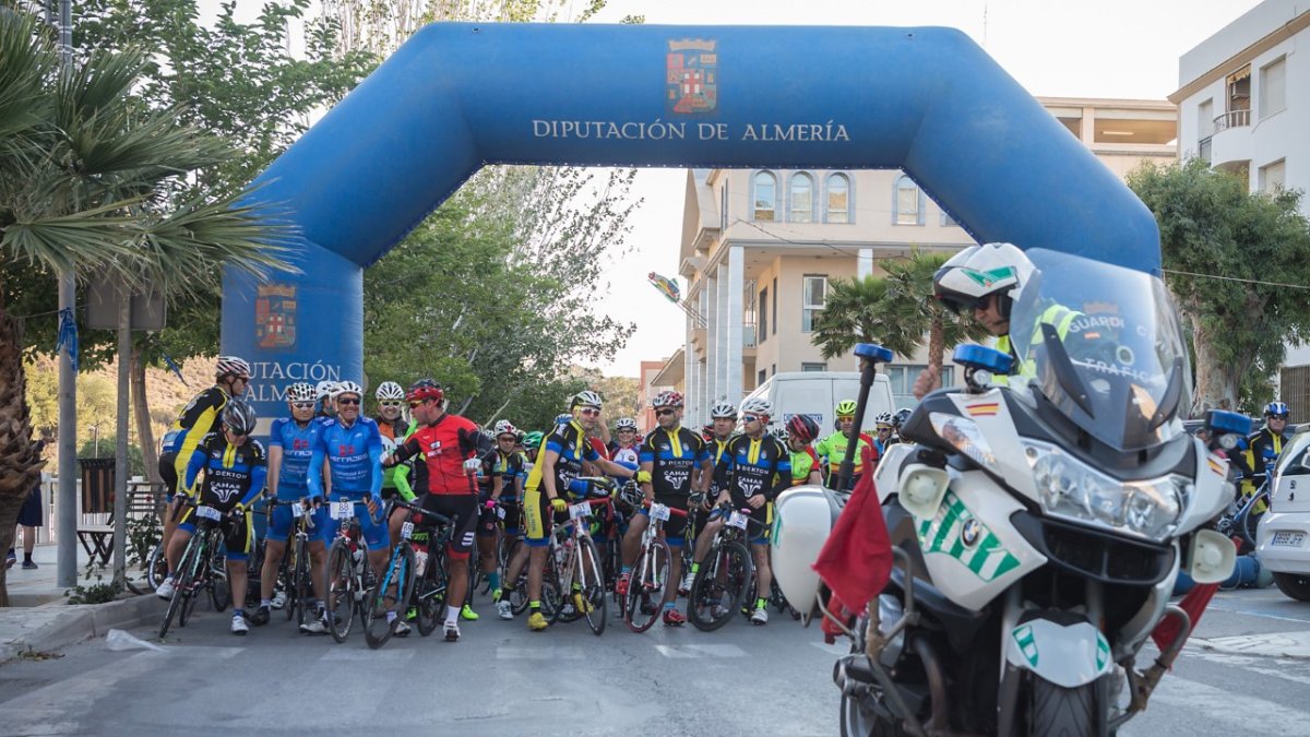 Los corredores listos para tomar la salida.
