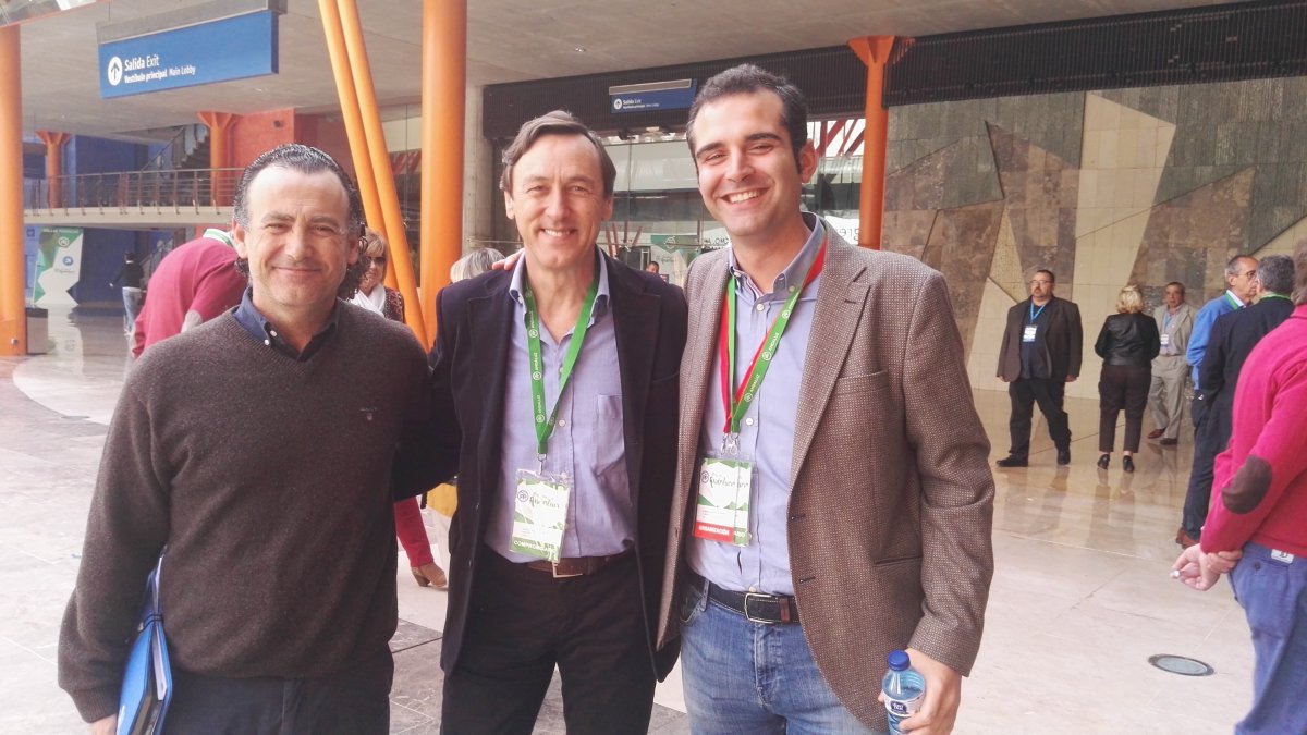 Venzal, a la izquierda, esta mañana en el Congreso del PP-A.