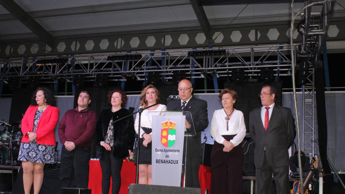 Domingo Plaza, pronunciando el Pregón oficial de las Fiestas de Benahadux en el Parque Central, junto a la alcaldesa benaducense, María del Carmen So