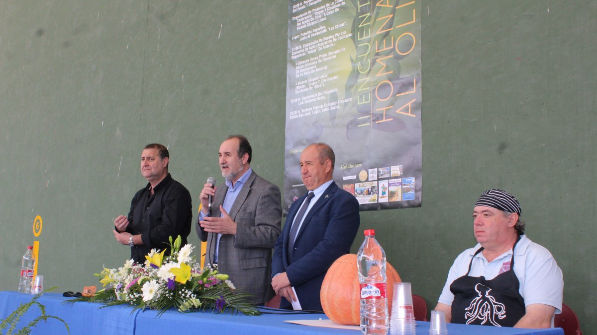 Francisco Menchón, Diputación?Provincial; el delegado de Agricultura, José Manuel Ortiz; el alcalde de Abrucena, Antonio Torres; y Silvestre Torres.