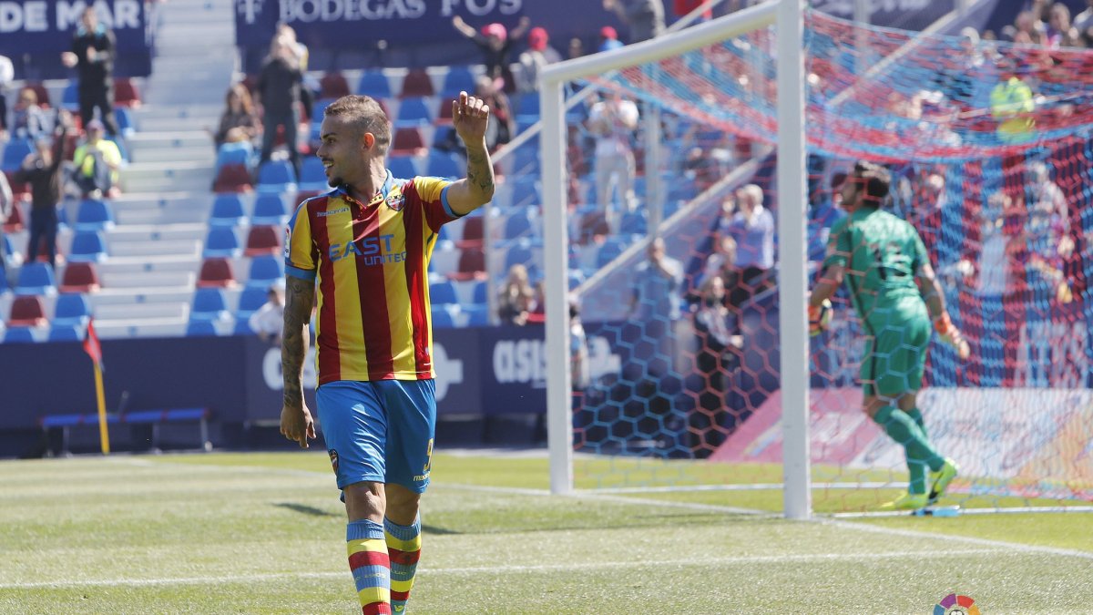 Roger celebra y Casto recoge la pelota de su portería tras el 1-0 de penalti.