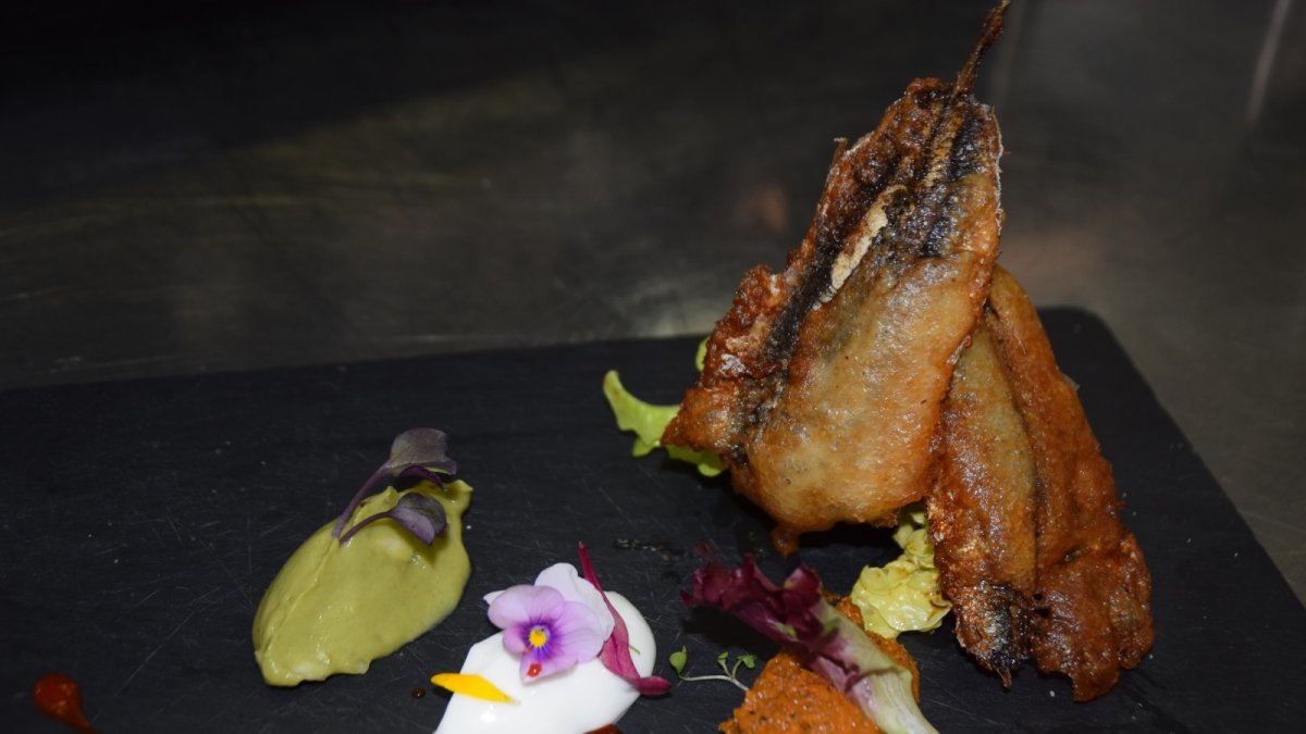 Tempura de levadura de elaboración artesanal, con boquerón de Terraza Almadrabillas.