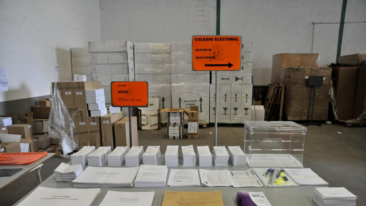 Papeletas y urnas paras las elecciones de 2015.