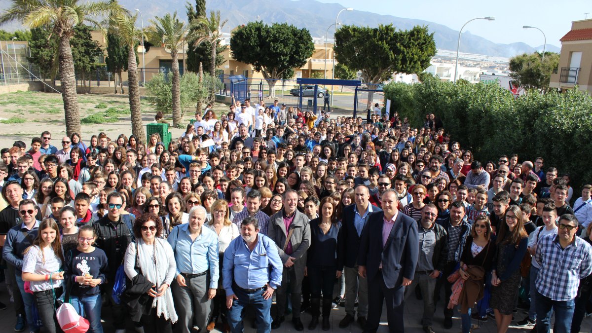 Foto de familia de los participantes en la edición provincial de las Olimpiadas Matemáticas Thales que han tenido lugar en el IES Santo Domingo de El