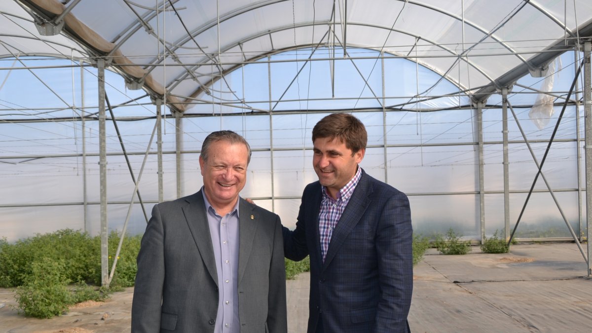 Los concejales de Agricultura, José Galdeano, y Empleo, José Juan Rodríguez, en el invernadero municipal.