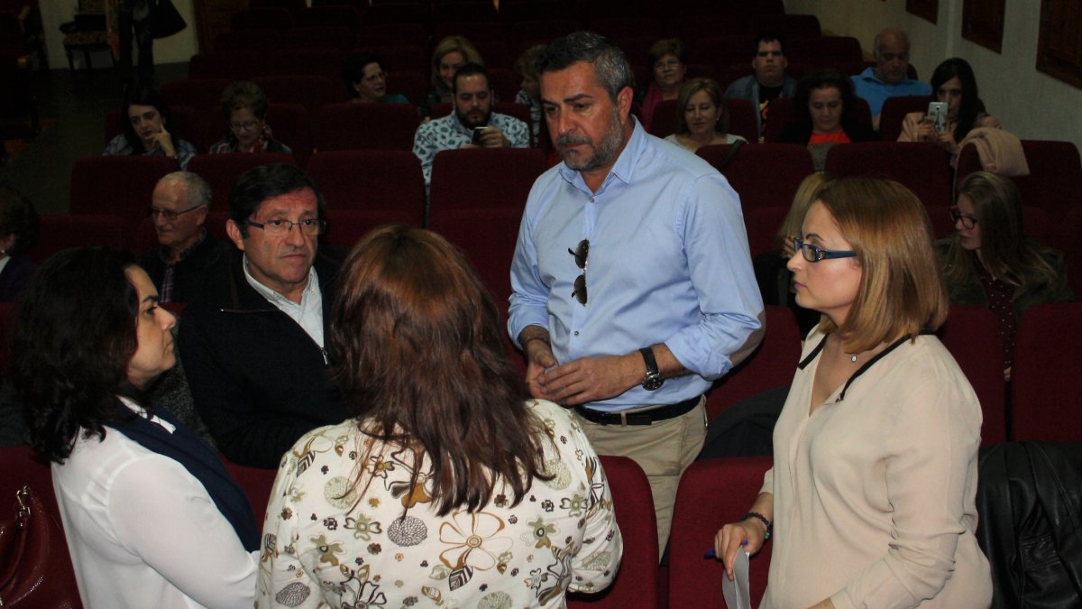 Responsables del plan dialogan con el alcalde de Serón en la presentación de la iniciativa.