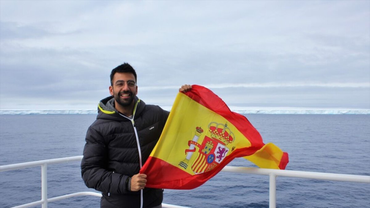Adrián López desde la cubierta del barco.