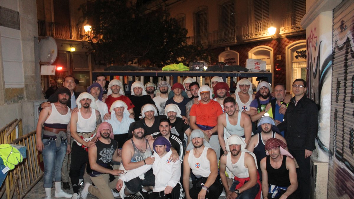 Los 42 costaleros del paso de Cristo, del Señor Cautivo de Medinaceli, Hermandad del Prendimiento.