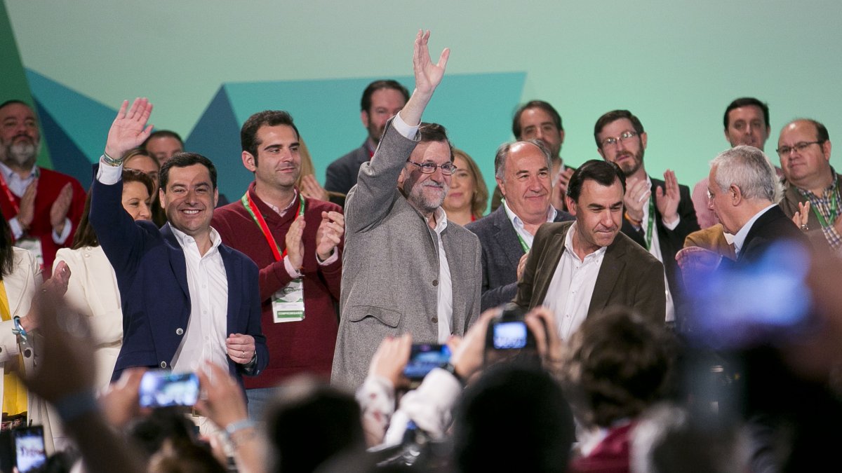 Rajoy y Moreno saludan al Plenario del Congreso en la clausura del cónclave andaluz. Foto: Tarek