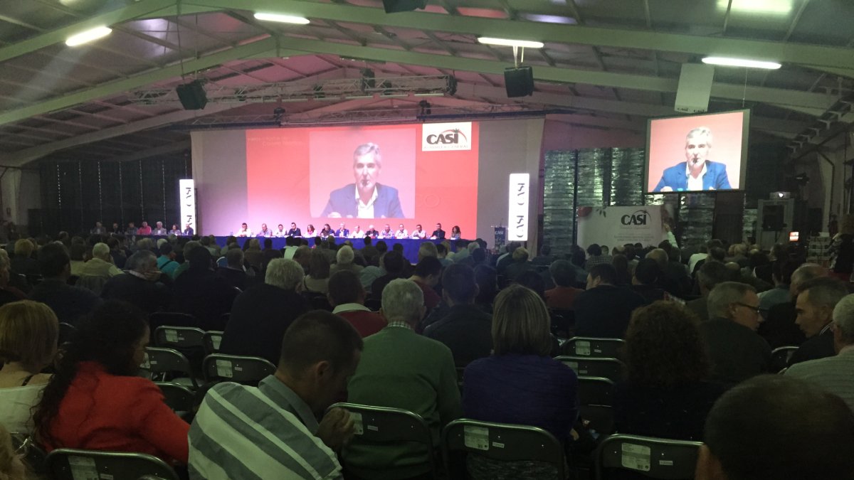 El presidente, Miguel Vargas, dirigiéndose a los socios.