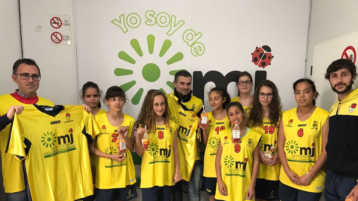 Los jugadores durante la visita a su patrocinador.