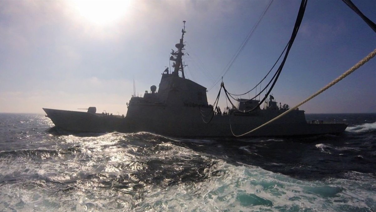 Fragata Blas de Lezo en una maniobra de aprovisionamiento (foto @Armada.esp)