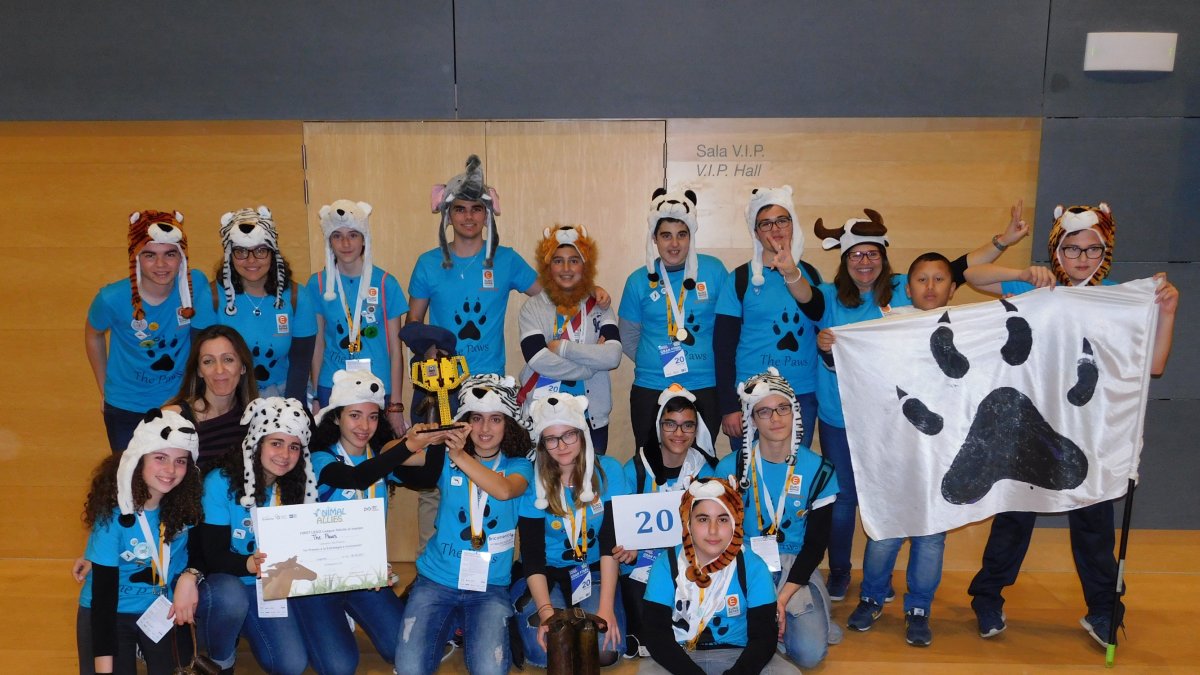 Estudiantes y miembros del equipo The Paws durante el torneo nacional que se celebró en Logroño.