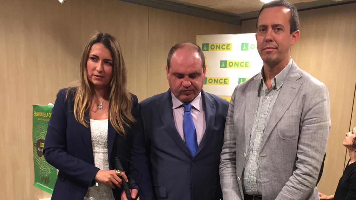 Gemma Pozo, consejera territorial de la ONCE en Andalucía, Pascual Gualda, director de la entidad en Almería y José María Martín, delegado provincial