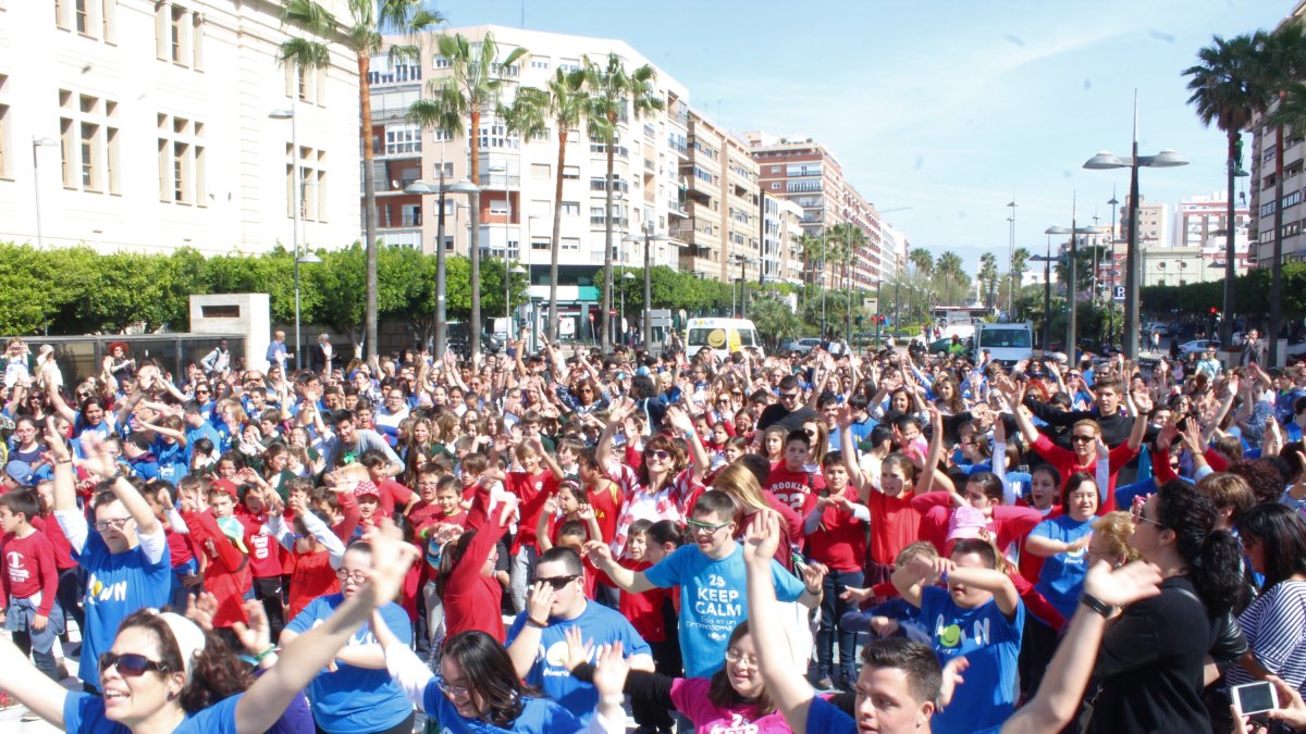 La Asociación Asalsido Down Almería inaugura el Día Internacional de las Personas con Síndrome de Down con un flashmob reuniendo a más de quinienta
