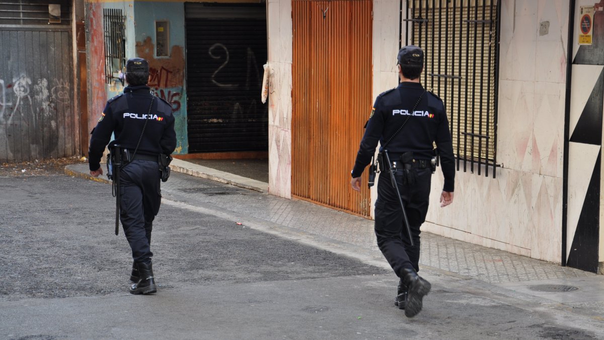 Patrulla a pie de la Policía Nacional en El Ejido