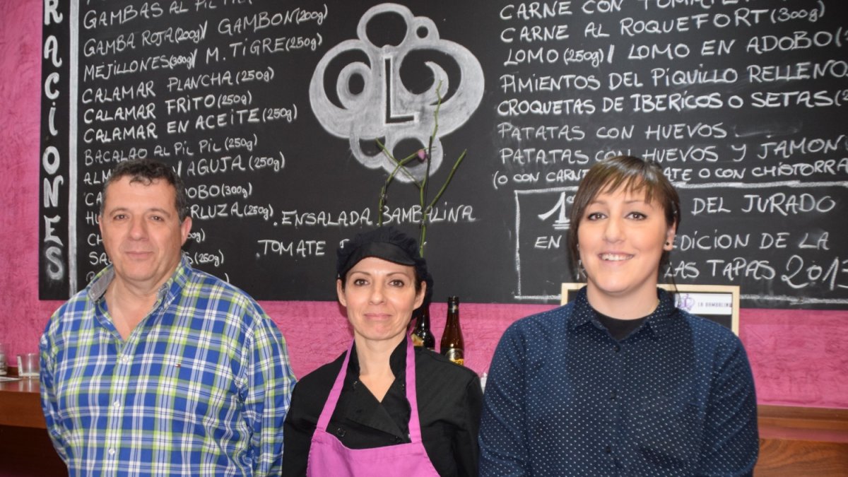 Equipo del bar restaurante La Bambalina de cocina y barra.