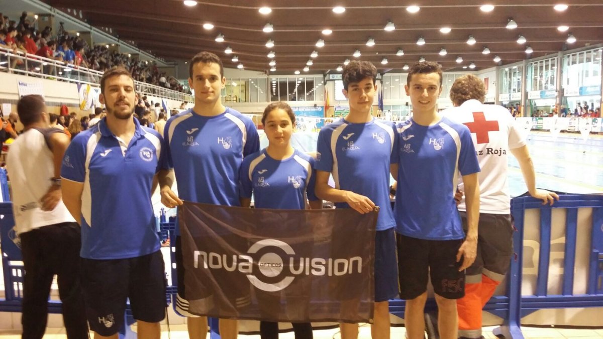 El campeón nacional con su compañeros del club H2O.