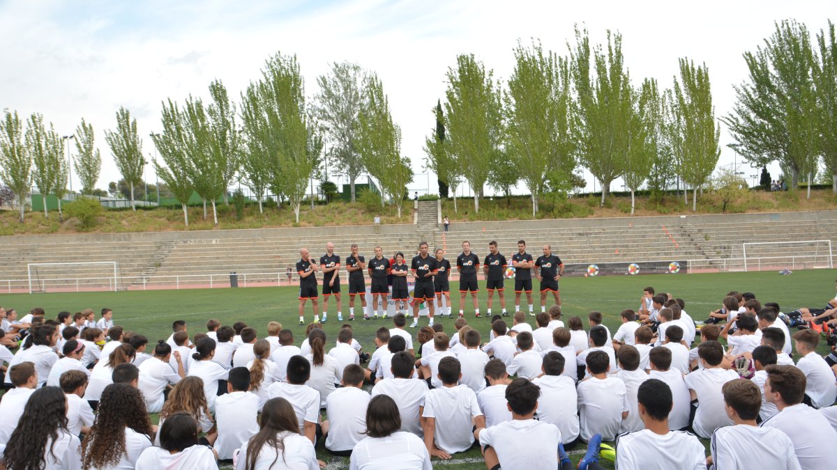 Jesule impartiendo clases de fútbol.