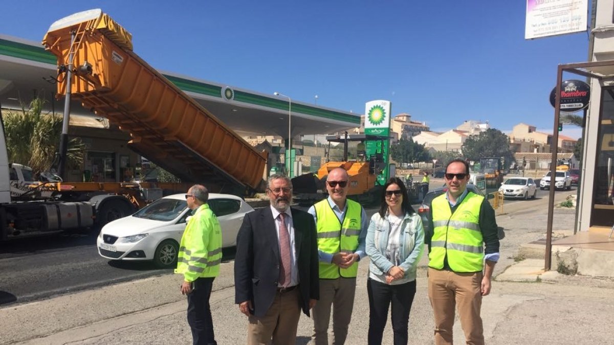 El delegado de Fomento (segundo por la izquierda) visitó ayer los trabajos en Albox.