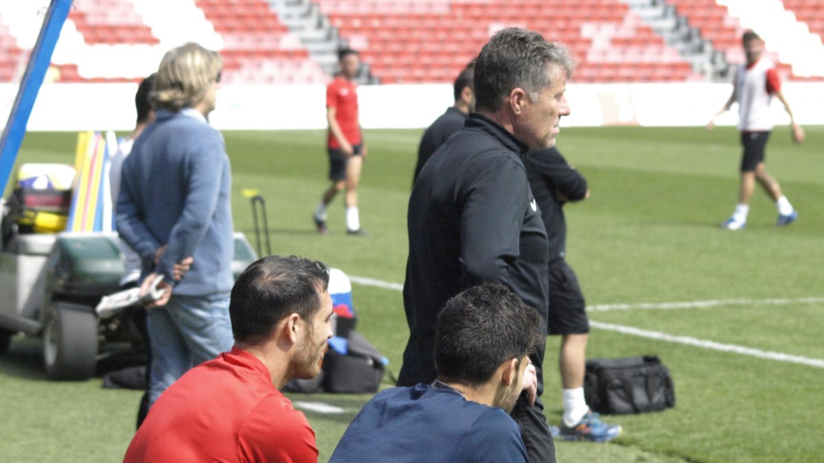 Fran Vélez siguiendo el entrenamiento.