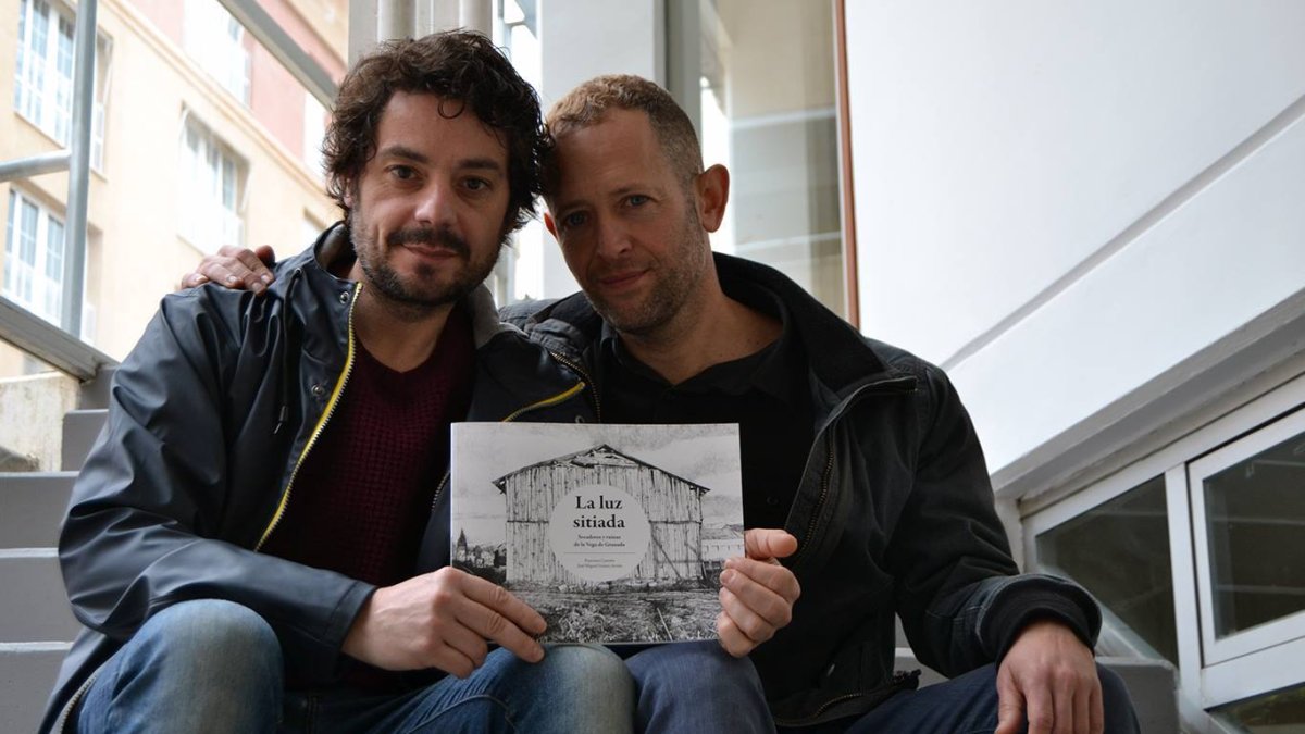 Francisco Carreño y José Miguel Gómez Acosta, con un ejemplar de La luz sitiada.