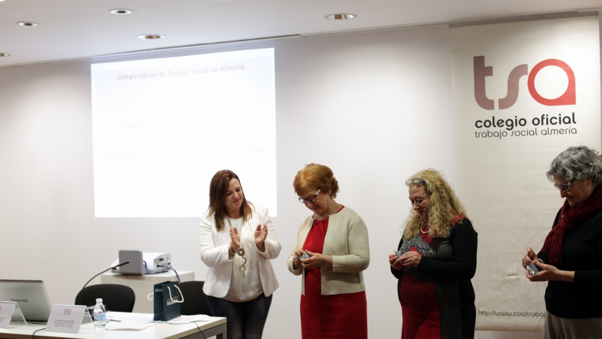 Profesionales jubiladas junto a la presidenta Encarnación Peláez (izquierda), en una foto de Eusebio Fernández