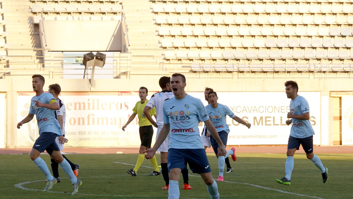 Jugadores del CD El Ejido celebrando un gol.
