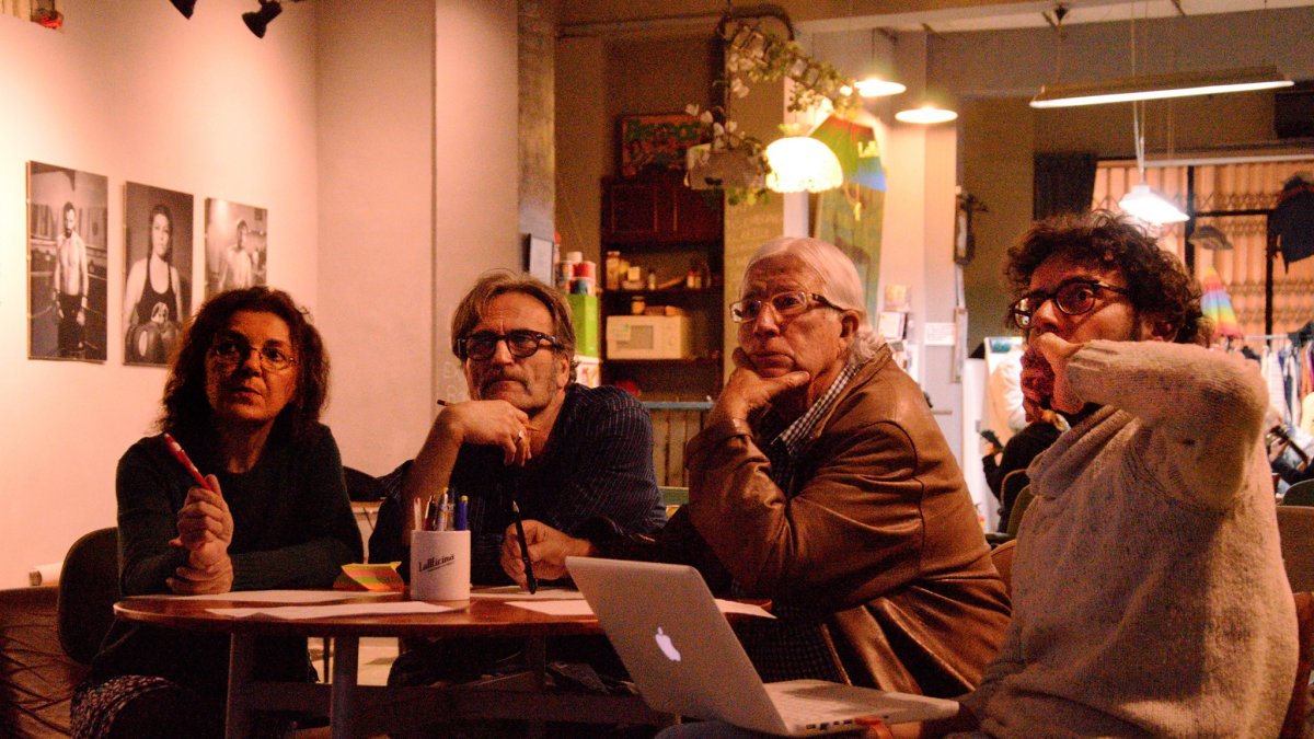 Un jurado selecciona las obras de la muestra.