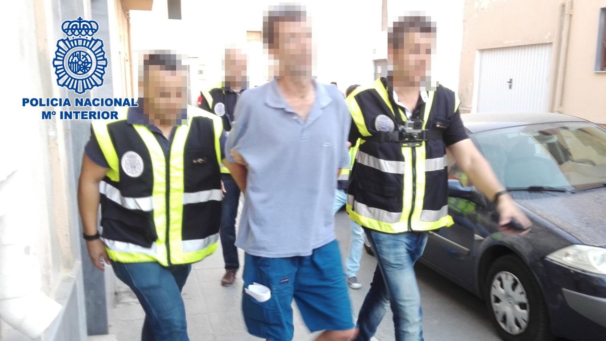 Pompeyo Miranda escoltado por dos agentes durante su arresto en julio de 2016 en Almería