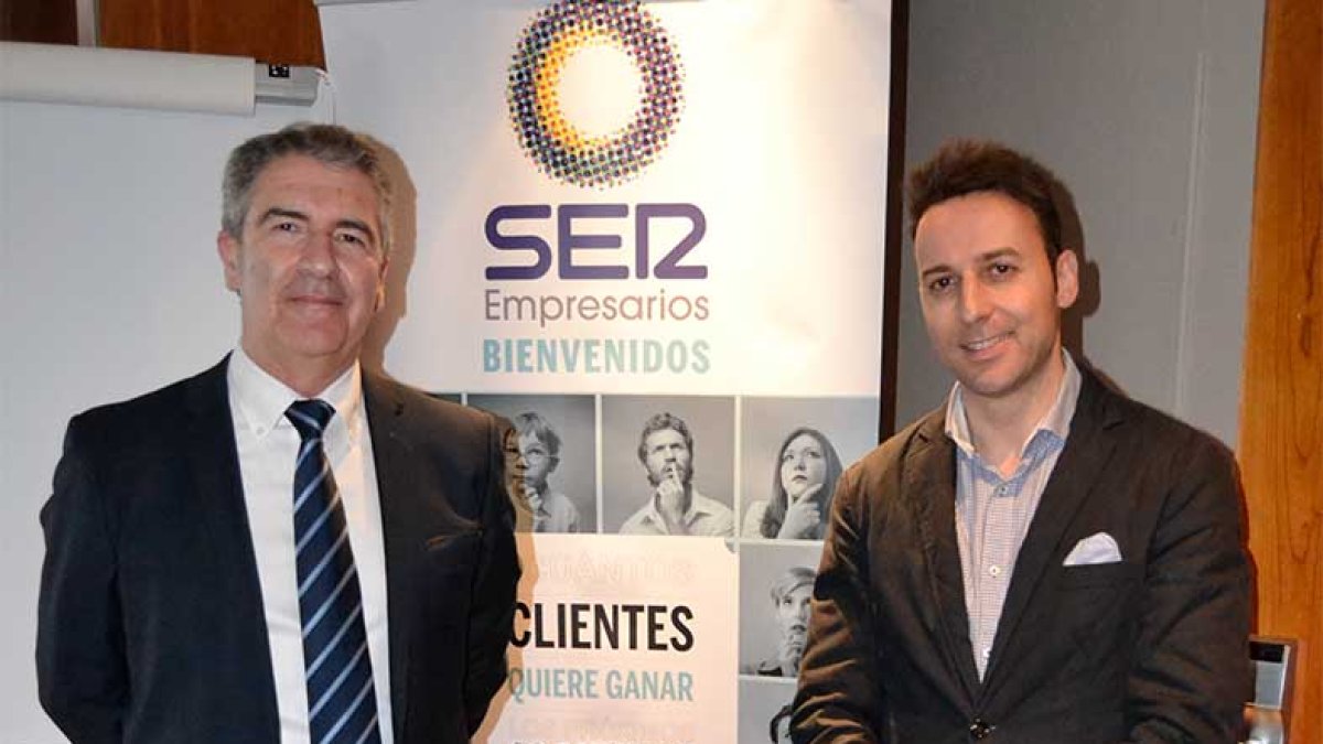 El experto José Ribes junto a Ricardo Céspedes, director comercial de LA VOZ.
