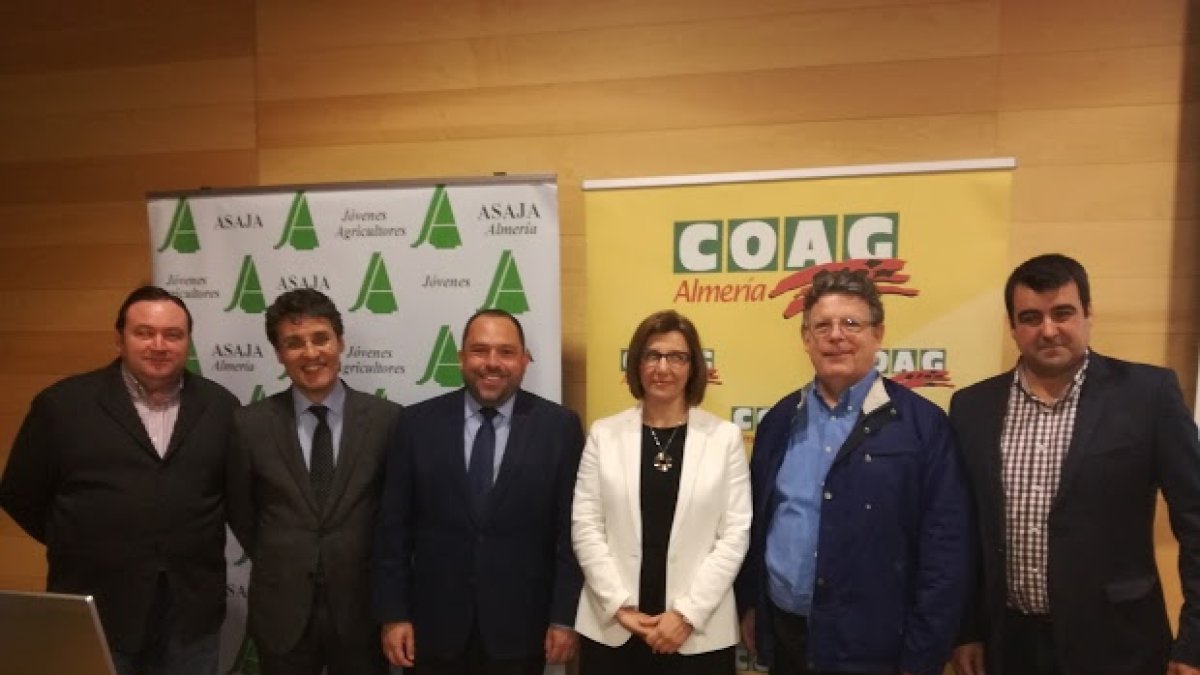 Los ponentes de la jornada acompañados por los secretarios generales de Asaja y Coag Almería.