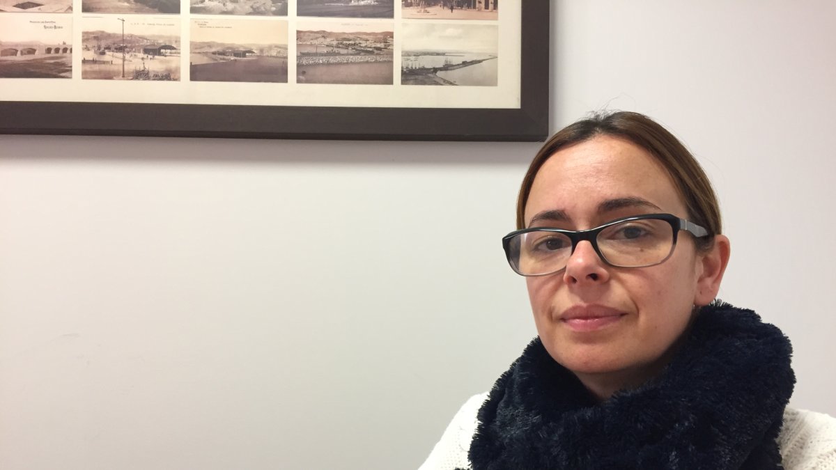 En la imagen, Jennifer Martínez, la mujer a la que impidieron ponerse en una foto con motivo del Día del Padre.