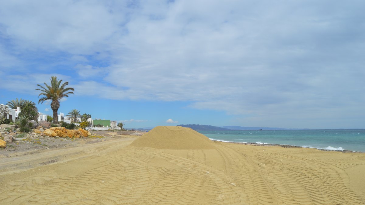 Arena aportada por Costas para regenerar la playa.