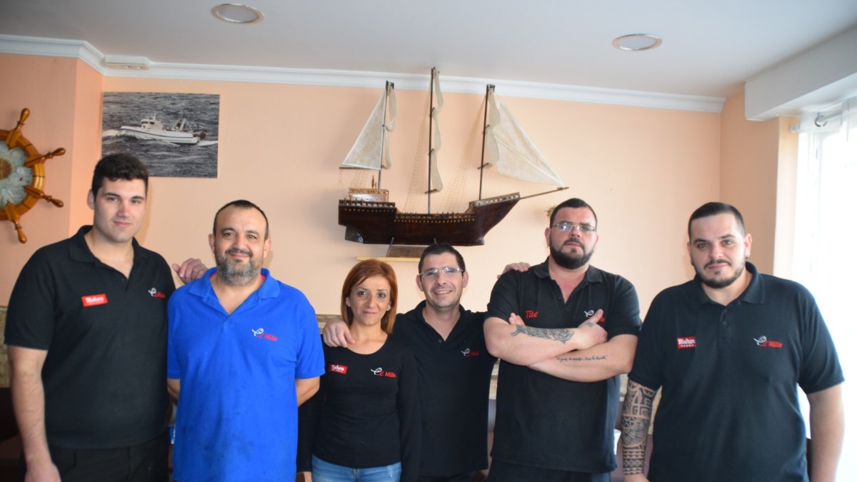 El equipo del Bar Milla, especializado en pescados y arroces.