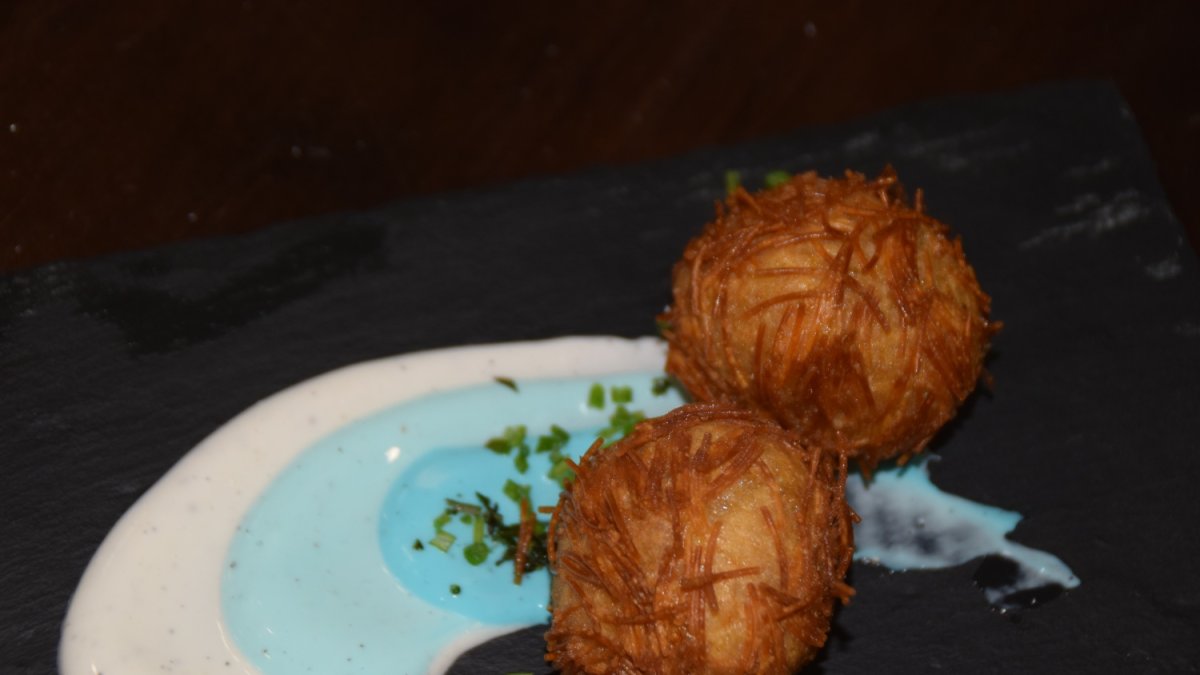 Erizos en las olas, tapa basada en una croqueta de caballa, de gran presentación.