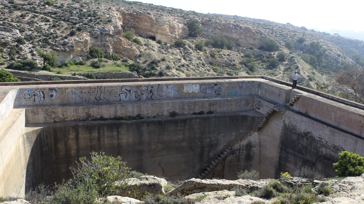 La mítica balsa de los cien escalones, lugar sagrado para varias generaciones de adolescentes de Almería.