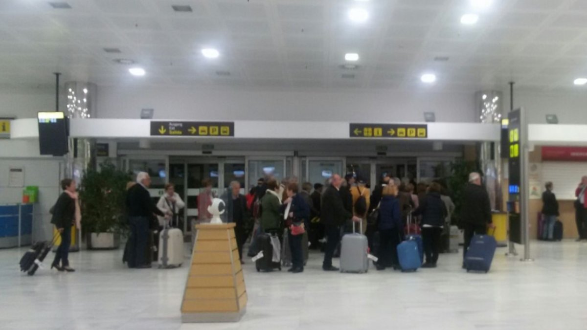 Viajeros afectados por la cancelación del vuelo de Air Europa.