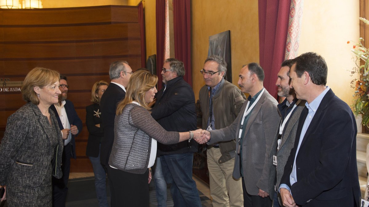 Susana Díaz, presidenta de la Junta, recibió a la Mesa del Tren en el Parlamento andaluz.