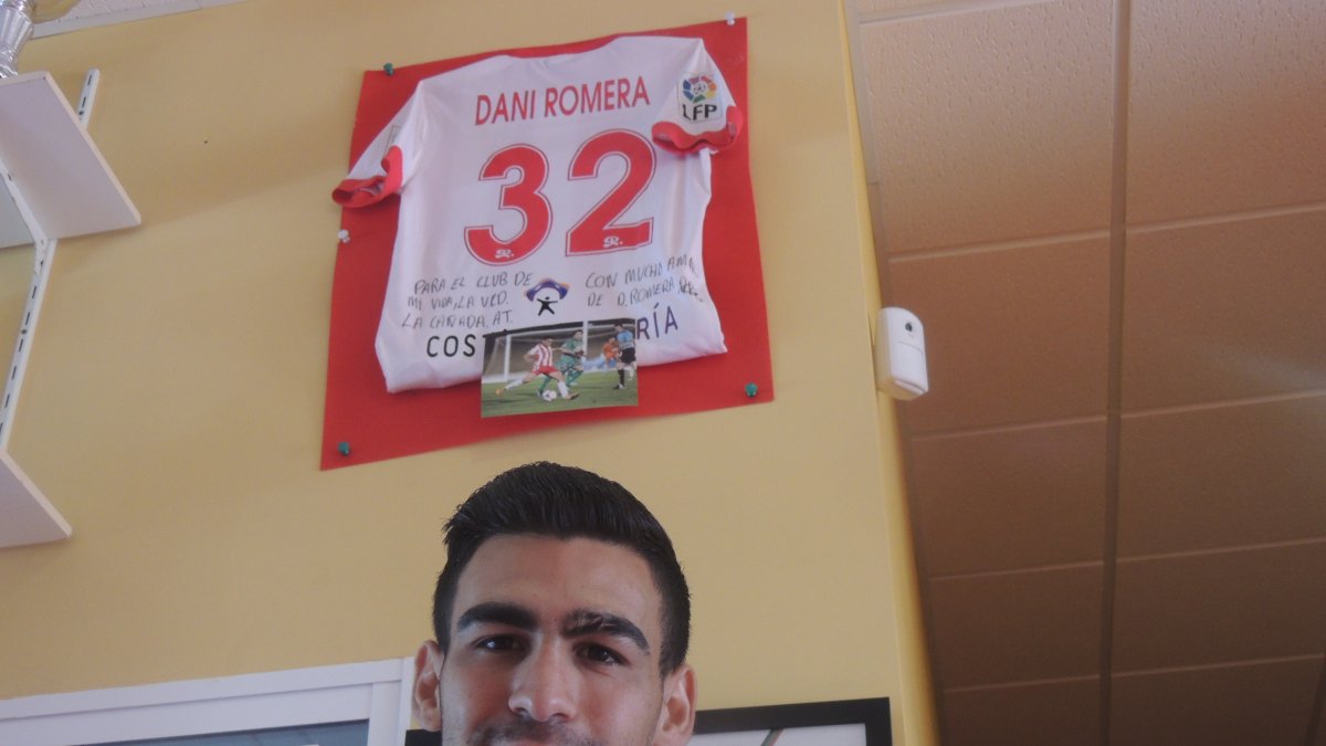 Dani Romera en el campo de La Cañada al lado de su camiseta.
