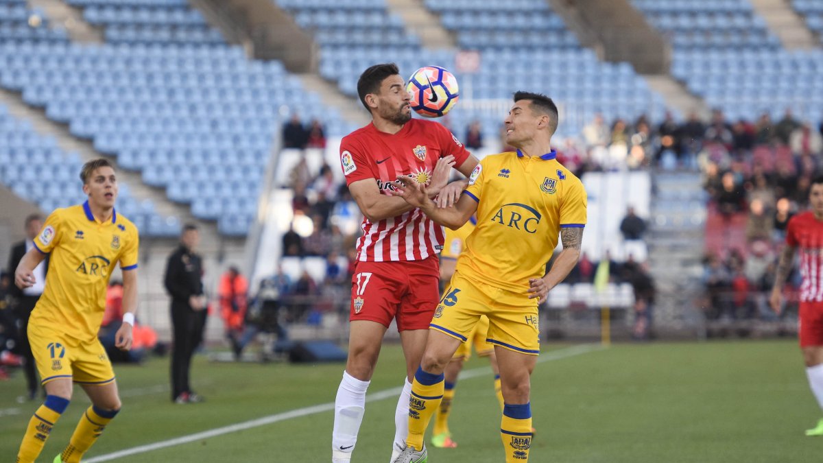 Antonio Puertas en una acción por la banda.
