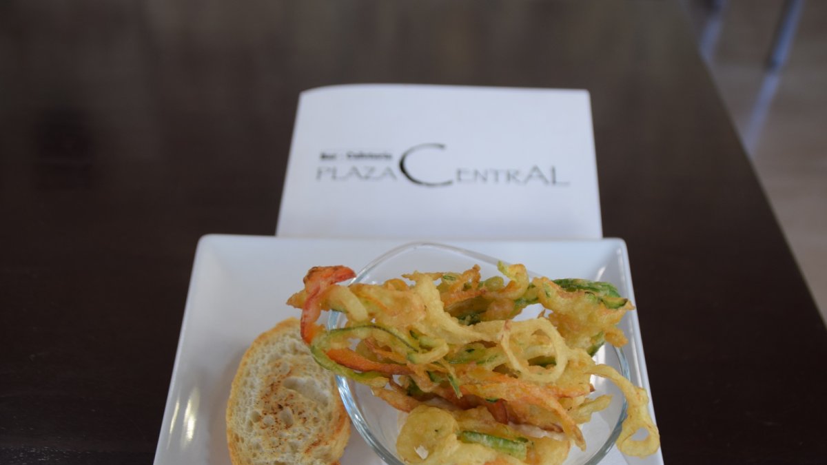 Verduras de la huerta en tempura, con una base de suave ajoblanco.