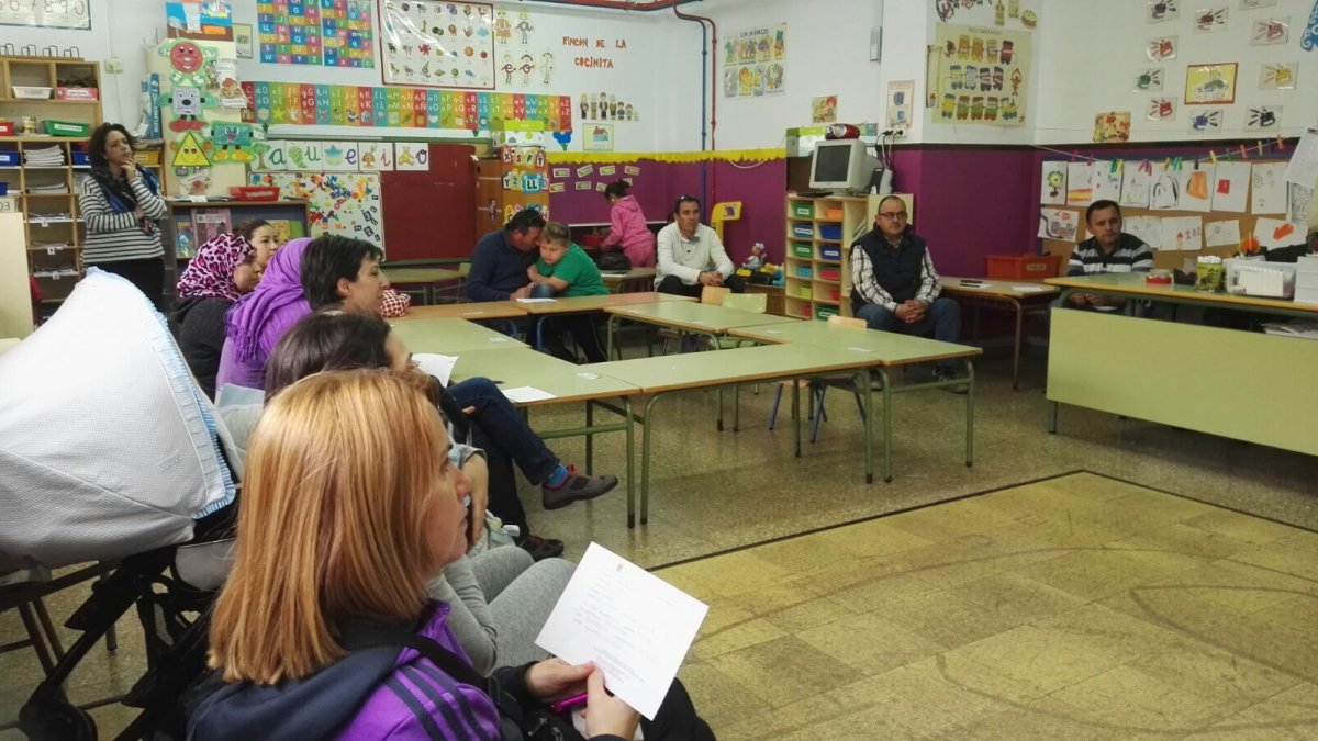 Sesión de la Escuela de Familia en el CEIP Principe Felipe con la concejal de Bienestar, Mónica Sánchez.
