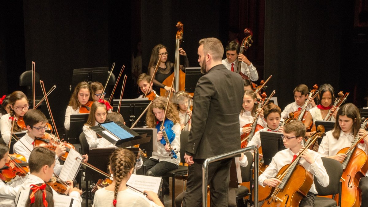 Orquesta Infantil de Almería bajo la batuta de Salvador Esteve, ayer en el Auditorio.