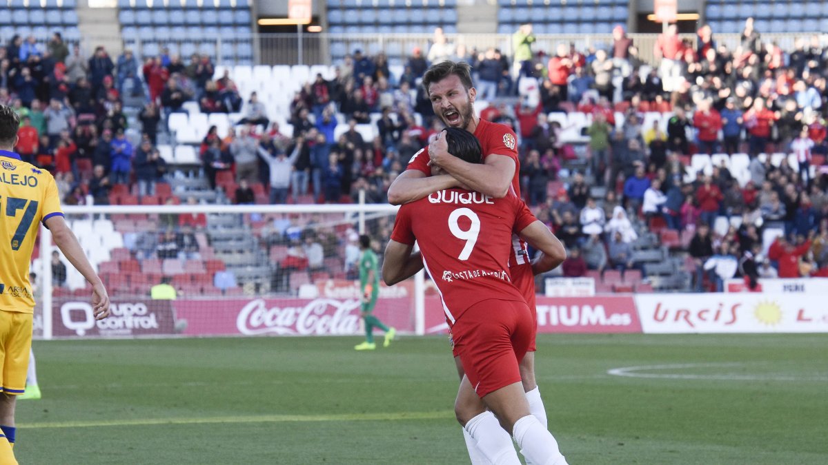 Marco Motta se abraza a Quique en el 1-0.