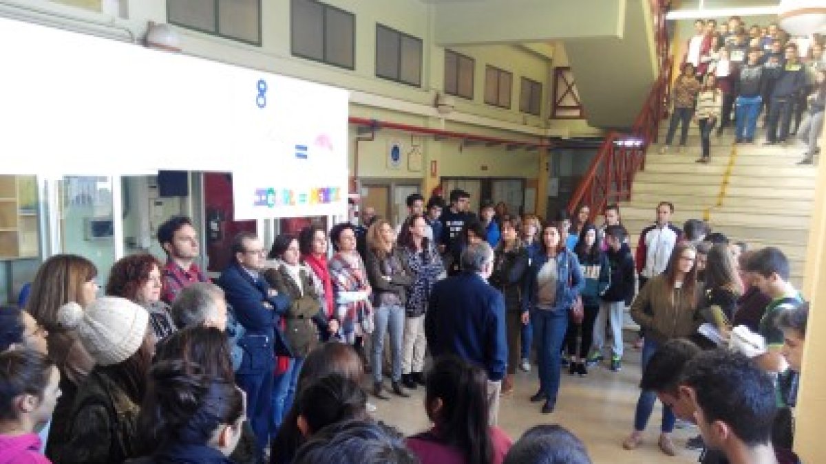 Profesores guardan un minuto de silencio esta mañana en el IES Alborán.