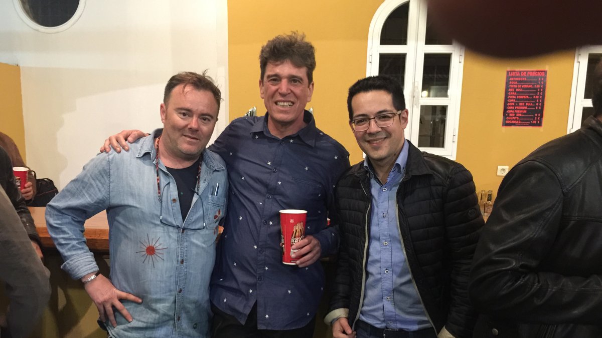 Salva Moya, autor de la biografía da Danza Invisible, junto a su líder, Javier Ojeda, y el editor Alberto Cerezuela.